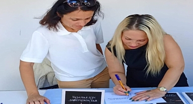Yazar Işılay Kızılgöz, Bornova Kitap Günleri'nde Okurlarıyla Buluştu