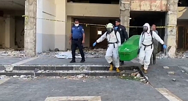 Depremde ağır hasar alan binada ceset bulundu