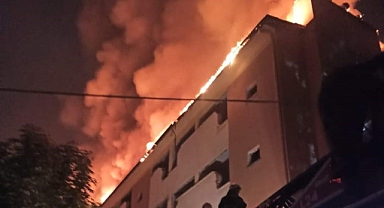 Depremde ağır hasar alan okulda çatı yangını