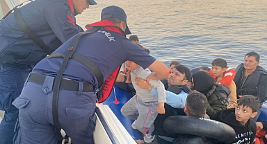 İzmir açıklarında 57'si çocuk 105 düzensiz göçmen kurtarıldı