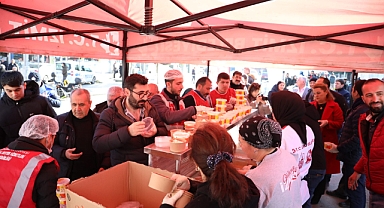 İzmit Belediyesi yılın ilk günü Darıca’da sıcak yemek hizmeti vermeye devam etti
