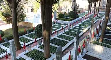 Şehit mezarları çiçeklerle donatıldı