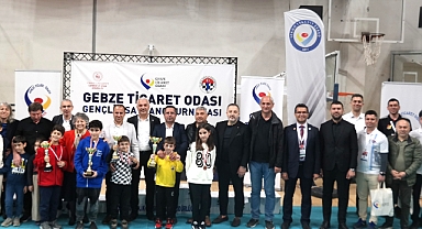 GEBZE’DE GENÇLER SATRANÇTA BULUŞTU