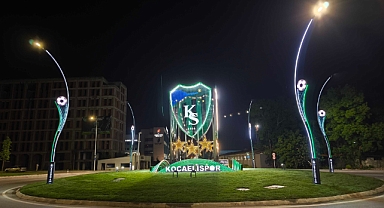 Stat kavşağını Kocaelispor'un arması aydınlatıyor