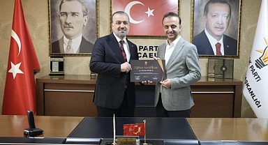 AK Parti Körfez İlçe Başkanı Nurettin Okudan Sertifikasını İl Başkanı Dr. Şahin Talus’tan Aldı