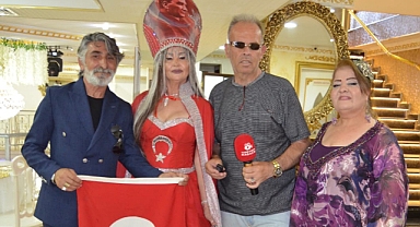 Alara Adams Ay-Yıldızlı Kıyafetiyle Ödül Töreninde Ayakta Alkışlandı