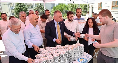 Büyükakın, Gebze'de aşure dağıttı