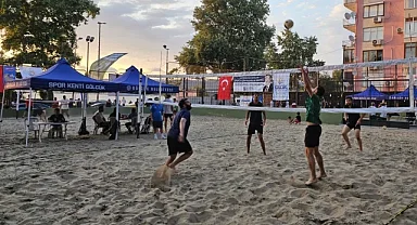 Gölcük'te kum üzerinde şenlikli turnuva başladı
