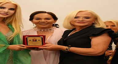 Hanife Varınca’ya Ödülünü Banu Zorlu Takdim Etti