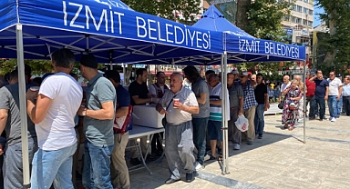 İzmit Belediyesi’nden gönülleri ısıtan aşure ikramı