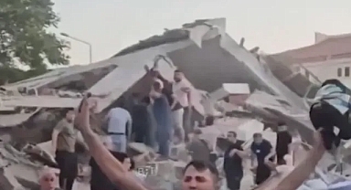 Balıkesir Sındırgı’da bir bina yıkıldı