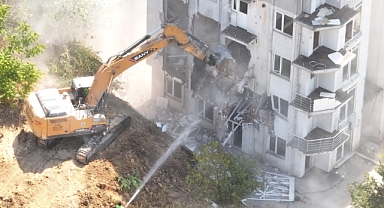Çayırova'da riskli yapıların yıkımına başlandı