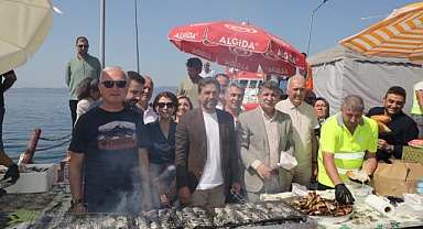 Karamürsel'de 8 bin balık-ekmek ikram edildi