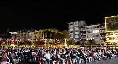 Ay-Yıldızlı coşku meydana sığmadı