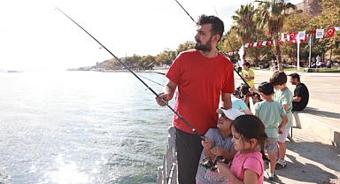 Eskihisar Sahili’nde Baba-Çocuk Balık Tutma Etkinliği
