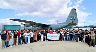 Gebze Belediye Başkanı Zinnur Büyükgöz, Atatürk Havalimanı’nda düzenlenen TEKNOFEST’e katıldı