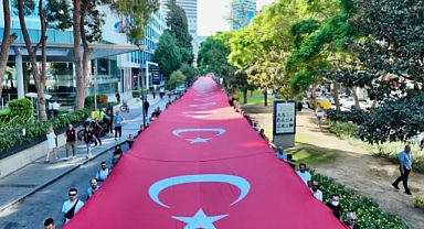 İzmir’de sessiz saygı: 350 metrelik Türk Bayrağıyla Zafer yürüyüşü