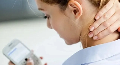 Telefon tablet kullanıcıları dikkat! Çağın duruş bozukluğu: Text neck!