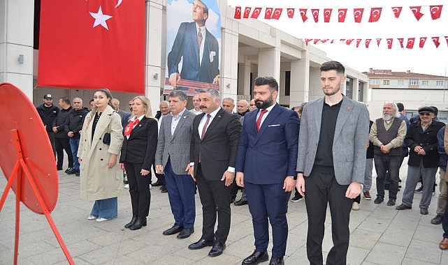 Cumhuriyet'in 102'nci yılı dolayısıyla CHP Gebze İlçe Örgütü, Gebze Kent Meydanı'nda alternatif çelenk sunma töreni düzenledi