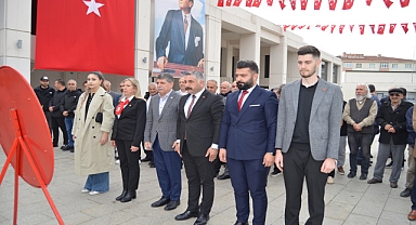 Cumhuriyet'in 102'nci yılı dolayısıyla CHP Gebze İlçe Örgütü, Gebze Kent Meydanı'nda alternatif çelenk sunma töreni düzenledi