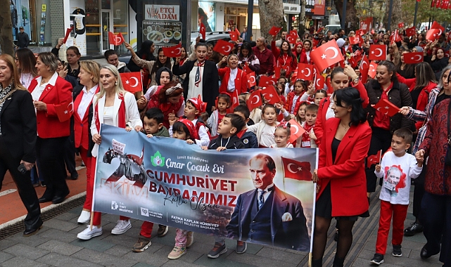 İzmit’te Cumhuriyet Korteji çocukların adımlarıyla renklendi