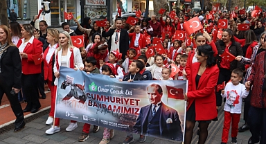 İzmit’te Cumhuriyet Korteji çocukların adımlarıyla renklendi