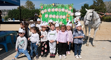 Minikler, Hayvanları Koruma Günü'nde atlarla buluştu