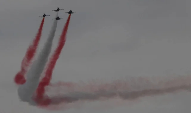 Türk Yıldızları'ndan Mudanya'da nefes kesen prova