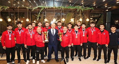 Başkan Büyükgöz Şampiyon Güreşçileri Ağırladı