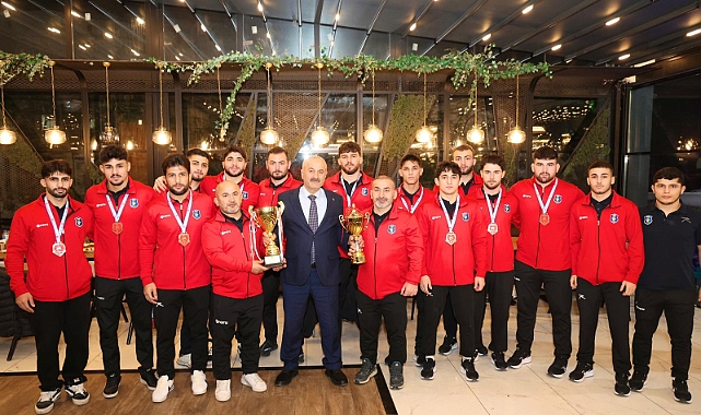 Başkan Büyükgöz Şampiyon Güreşçileri Ağırladı