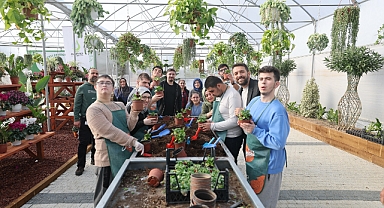 Özel bireyler, elleriyle hasat yapıp çiçek ekti