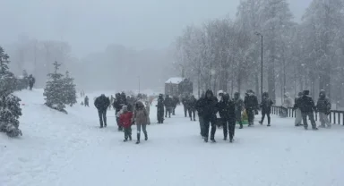 Ailele ve çocuklar Kartepe'de karın keyfini çıkardı