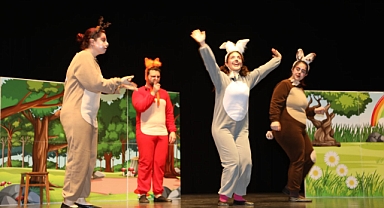 Çayırovalı çocuklar, hafta sonunu tiyatroyla dolu geçirdi