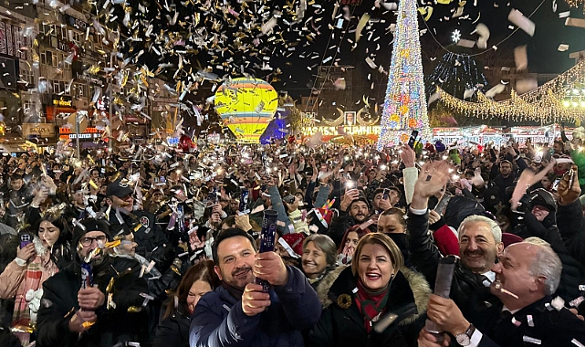 İzmitliler 2026’ya Belsa Meydanında ‘Merhaba’ dedi