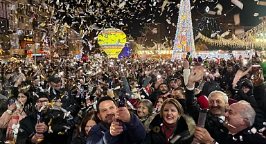 İzmitliler 2026’ya Belsa Meydanında ‘Merhaba’ dedi