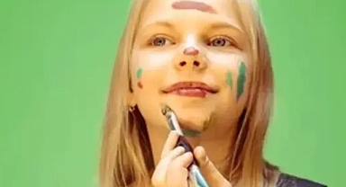 Makyaj yaşı 7–8'e düştü... Dijital içerikler çocukları etkiliyor