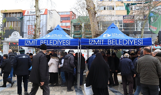 İzmit Belediyesinden Berat Kandilinde helva ikramı