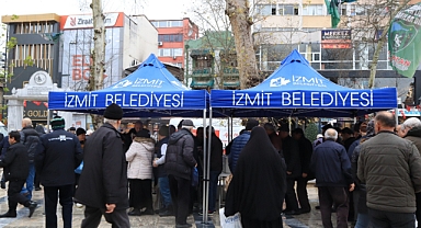 İzmit Belediyesinden Berat Kandilinde helva ikramı