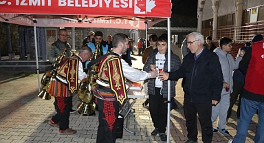 İzmit Belediyesinden teravih sonrası gönülleri ısıtan ikram