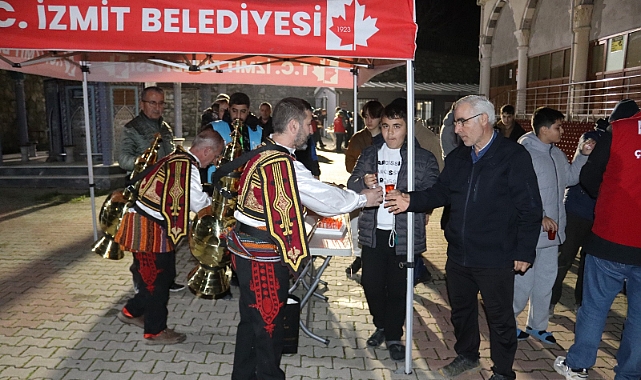İzmit Belediyesinden teravih sonrası gönülleri ısıtan ikram