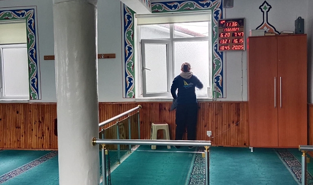 Karamürsel Belediyesi’nden Ramazan Öncesi Camilerde Kapsamlı Temizlik Çalışması