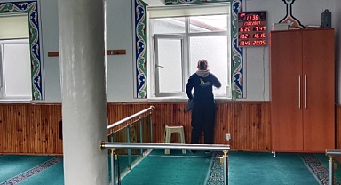 Karamürsel Belediyesi’nden Ramazan Öncesi Camilerde Kapsamlı Temizlik Çalışması