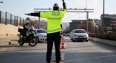Trafikte yeni dönem başladı! Cezalar katlandı, ehliyete el koyma ve iptal şartları ağırlaştı