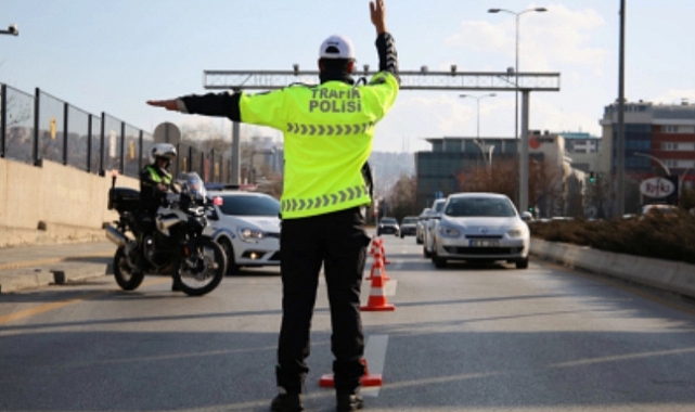 Trafikte yeni dönem başladı! Cezalar katlandı, ehliyete el koyma ve iptal şartları ağırlaştı