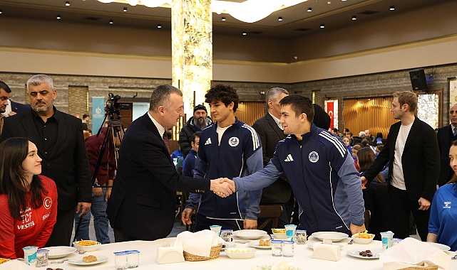 Büyükakın başarılı sporcularla iftar yaptı