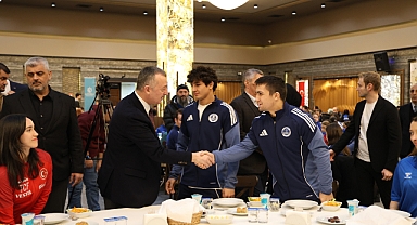 Büyükakın başarılı sporcularla iftar yaptı
