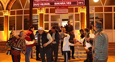 İzmit Belediyesinden Yeşilova’da teravih sonrası ikram