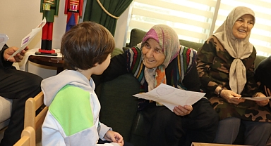 İzmitli miniklerden yaşlılar haftasında anlamlı ziyaret