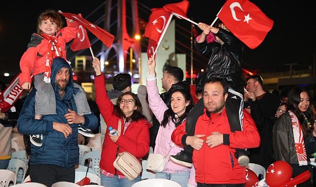 Kocaelililer, Romanya zaferini dev ekranda yaşadı