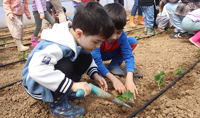 Çınar çocuklar ilk fidelerini Çocuk Serasında ekti